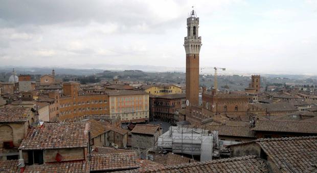 Siena, filma il suicidio dalla Torre e diffonde il video: orrore social, indaga la procura