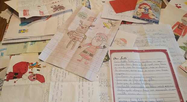I bambini scrivono la letterina a Babbo Natale attraverso Poste Italiane: «Hai fatto il tampone?» Foto