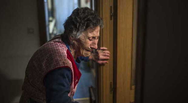 Carmen, sfrattata a 85 anni per i debiti del figlio. La squadra di calcio le paga l'affitto