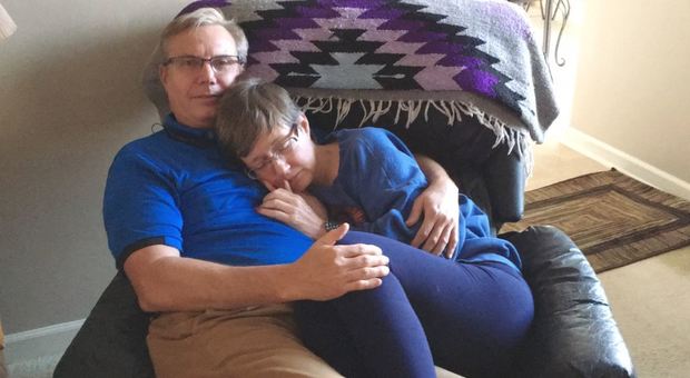 Sposati da 34 anni, lei ha l'Alzheimer: «Non lo riconosce più, ma sa che con lui è al sicuro»