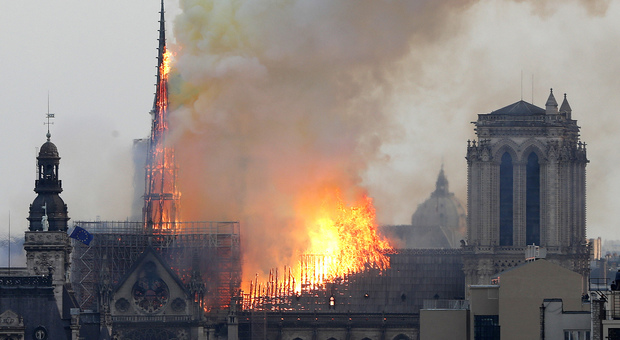 Notre-Dame, nell'incendio risparmiate 16 statue: «Vegliavano sulla cattedrale e su Parigi»