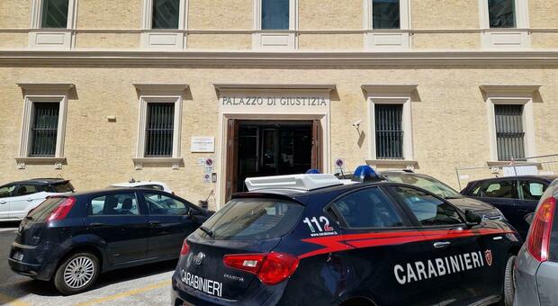 Una pattuglia dei carabinieri all’ingresso del tribunale