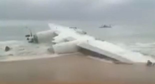 L'aereo precipita in mare subito dopo il decollo, quattro morti: le immagini