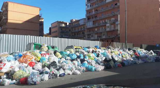 Napoli di nuovo invasa dai rifiuti: «Restano a terra 200 tonnellate»