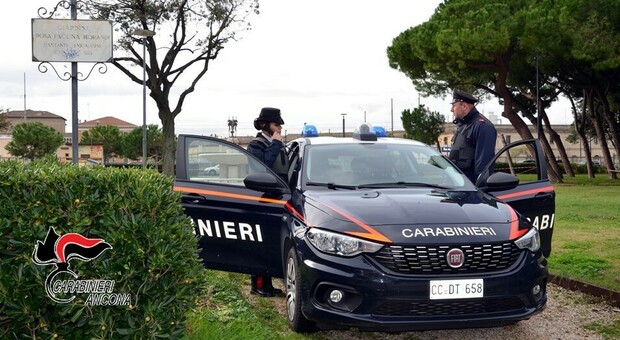 Parcheggiatore abusivo strattona un carabiniere durante un controllo. Arrestato per resistenza a pubblico ufficiale