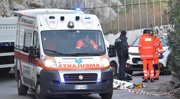 Suicidio a Salerno, bancario si lancia dal viadotto Gatto: il giallo del secondo ferito