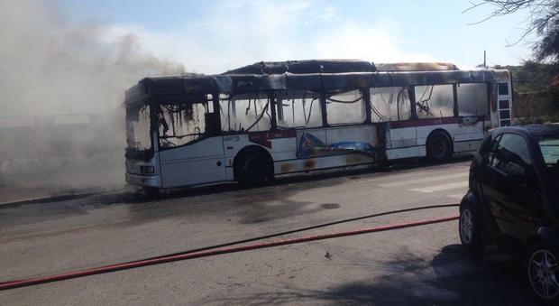 Bus a fuoco durante l'orario di servizio: paura ad Ostia