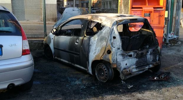 Auto in fiamme nelle ex Mcm ad Angri