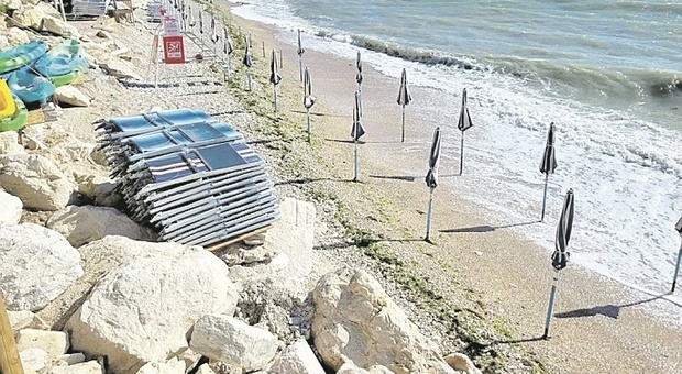 Spiaggia di San Michele ai minimi termini: da sei a una fila di ombrelloni