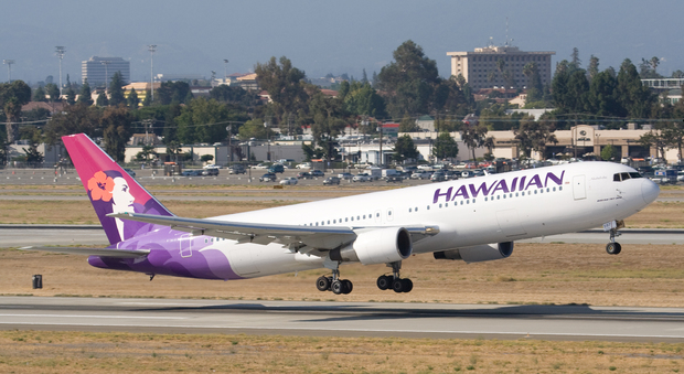 Hawaii, la compagnia aerea potrà pesare i passeggeri extralarge: scoppia la polemica