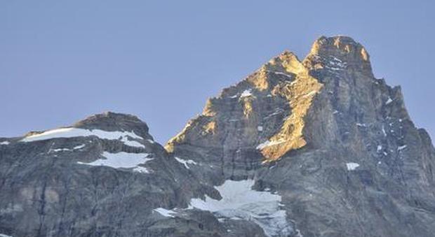 Tragedia sul Cervino, tre alpinisti bloccati a 4.400 metri: un morto