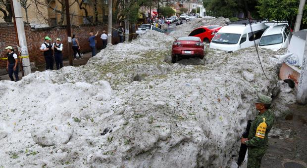 Maxi-grandinata in Messico, città sotto un metro di ghiaccio: 'sommerse' anche le auto