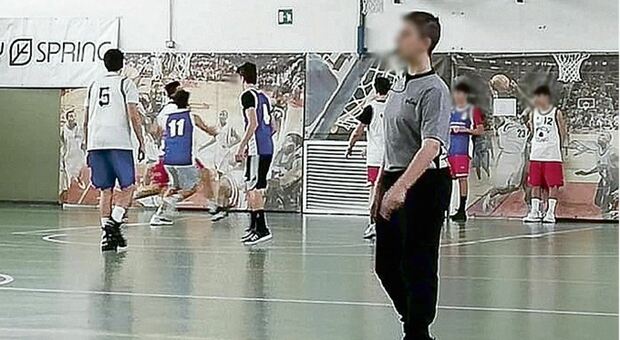 Choc alla gara di basket giovanile Senigallia-Montegranaro: tifoso in campo, picchia l’arbitro