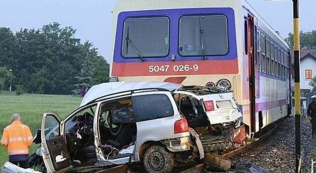 Treno travolge auto a passaggio a livello: 5 morti tra cui 3 bambini