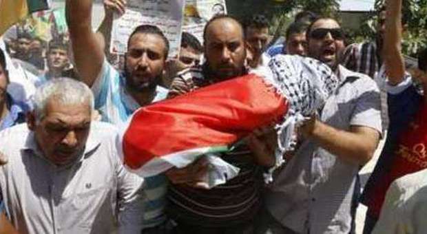 Territori, due case date alle fiamme, bimbo palestinese muore bruciato. Netanyahu: «Sconvolto, è terrorismo»