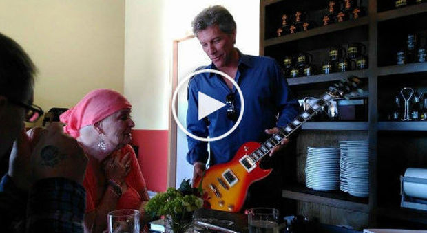Bon Jovi consegna la chitarra a Carol Cesario