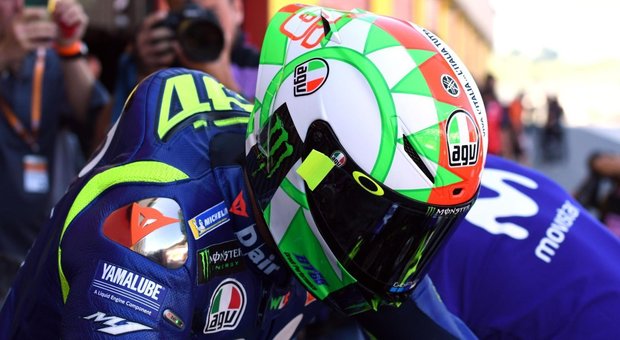 Mugello, Valentino Rossi con il casco tricolore: omaggio all'Italia unita