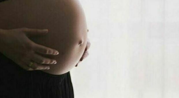 Covid, in gravidanza 10-15% di forme gravi. «Iniezione sicura per madre e neonato»