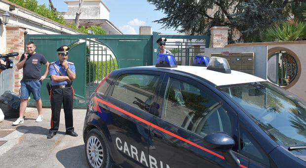 i carabinieri davanti all'abitazione di Donatella e Matteo