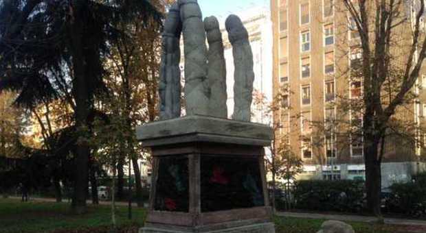 Milano, il mistero della scultura hard spuntata in corso Indipendenza