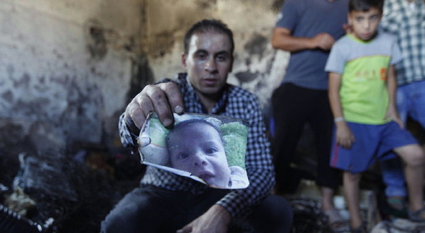 Israeliani incendiano una casa, muore bimbo palestinese. Netanyahu: "È terrorismo"