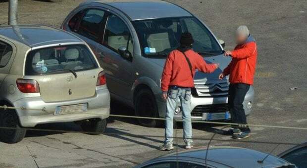 Napoli zona gialla, tornano anche i parcheggiatori abusivi: «Chiatamone presidiato h24»