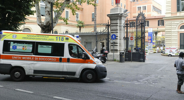 Roma, rinviano l'intervento di un giorno: paziente manda in frantumi una vetrata del Policlinico