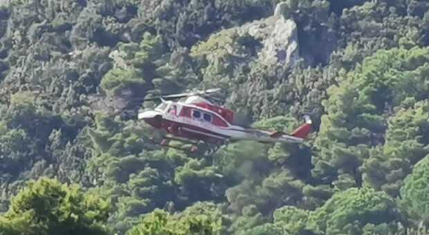 Cade da un terrazzamento in Costiera 60enne recuperato con l'elicottero