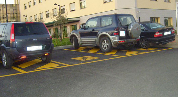 Un parcheggio per disabili occupato