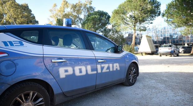 Forza il posto di blocco della polizia e lancia eroina dal finestrino: arrestato a Terracina