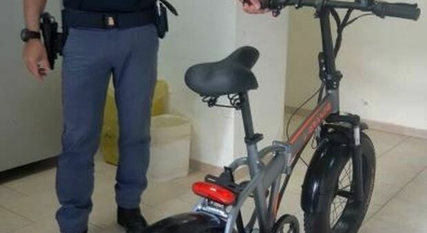 Napoli: ruba una bici elettrica, incastrato dalle telecamere