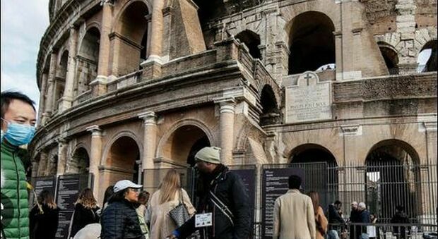 Turista aggredito al Colosseo: preso a pugni e rapinato da venditore abusivo