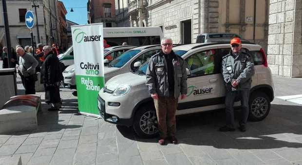 Gli anziani della provincia festeggiano i primi dieci anni di presenza Auser, da due anni sono in servizio anche le auto per il trasporto dei malati