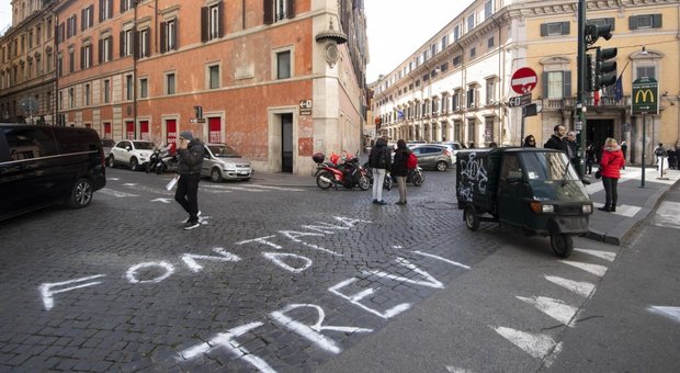 Roma, lo sfregio di Trevi: segnaletica truccata per dirottare i turisti