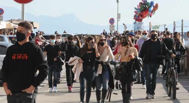 Coronavirus, a Napoli folla sul lungomare: ristoranti presi d'assalto e traffico
