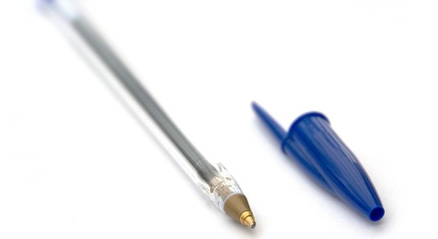 A cosa serve il buco sul tappo delle penne Bic? La risposta che non ti aspetti