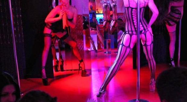 Pescara, lecca ballerina nel night club: denunciato per violenza sessuale