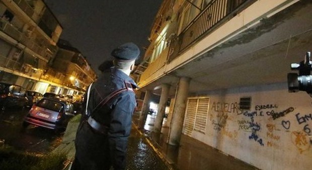 Napoli, donna ferita durante una stesa: trovati colpi di pistola contro edificio vicino