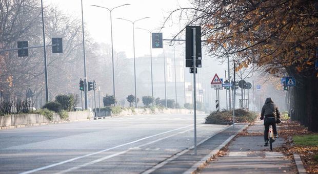 Smog, a Milano Pm10 in crescita nonostante il blocco auto. Martedì 310 multe