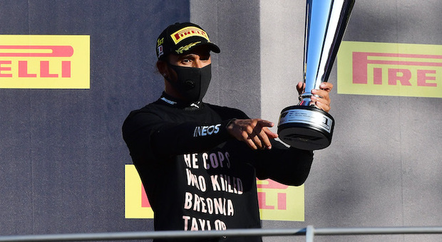 Lewis Hamilton sul podio del Mugello festeggia la sua vittoria numero 90 in F1