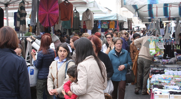 Il mercato bisettimanale di piazza Arringo