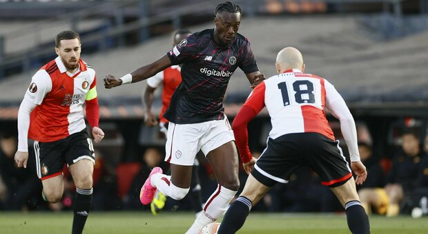 Abraham infortunato, problema alla spalla durante Feyenoord-Roma: entra Belotti