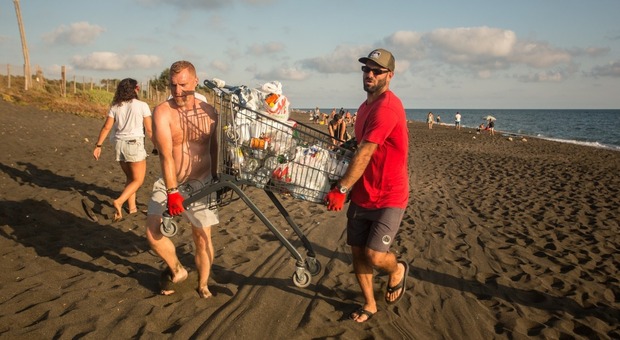 Spiaggia troppo sporca: campioni di surf in campo per pulirla