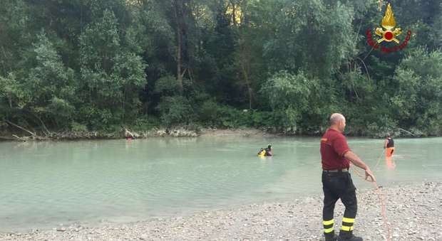 Si tuffa nel fiume e muore: ritrovato il corpo del 16enne scomparso