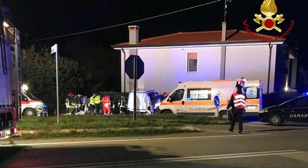 Col furgone Mercedes contro il muro di una casa: l'autista resta incastrato