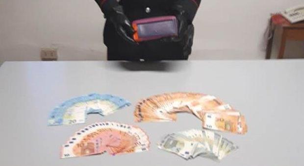 Trova un portafogli con 7.100 euro ad Abano Terme e lo porta subito ai carabinieri