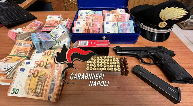 Napoli, vende la sua pistola ma finge una rapina: arrestati guardia giurata e il “cliente” pasticciere