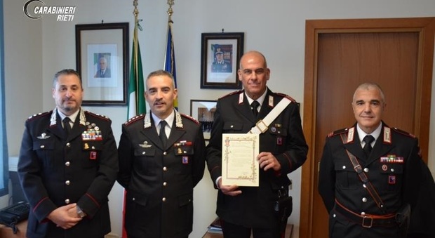 I carabinieri salutano l'appuntato scelto Giuseppe Settimi in occasione del suo congedo
