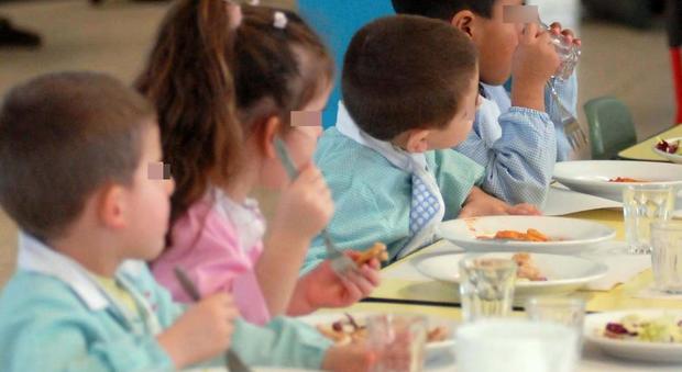 Napoli, bimbi con mal di pancia e febbre dopo il pranzo alla mensa: refezione sospesa in 19 scuole