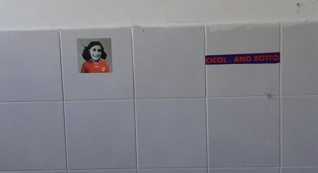 La foto di Anna Frank nello spogliatoio riservato agli ospiti (Salto Cicolano) a Fiano Romano la scorsa stagione.